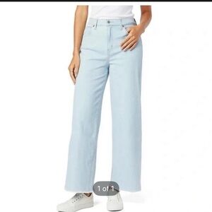 Signature by Levi Strauss Light Wash‎ Women's Cropped Jeans